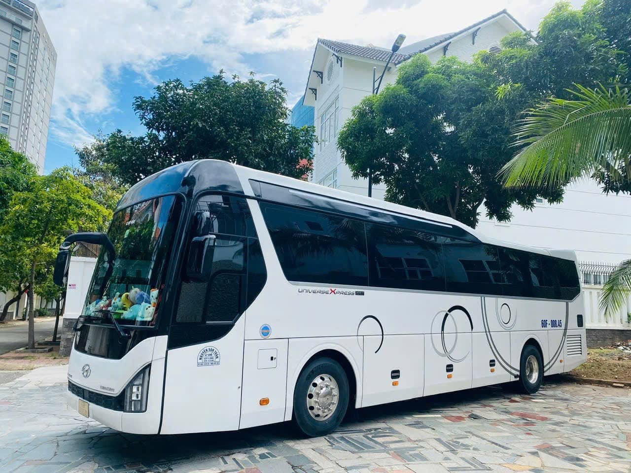 Xe hợp đồng 32 chỗ phục vụ khách tại Biên Hòa, Đồng Nai